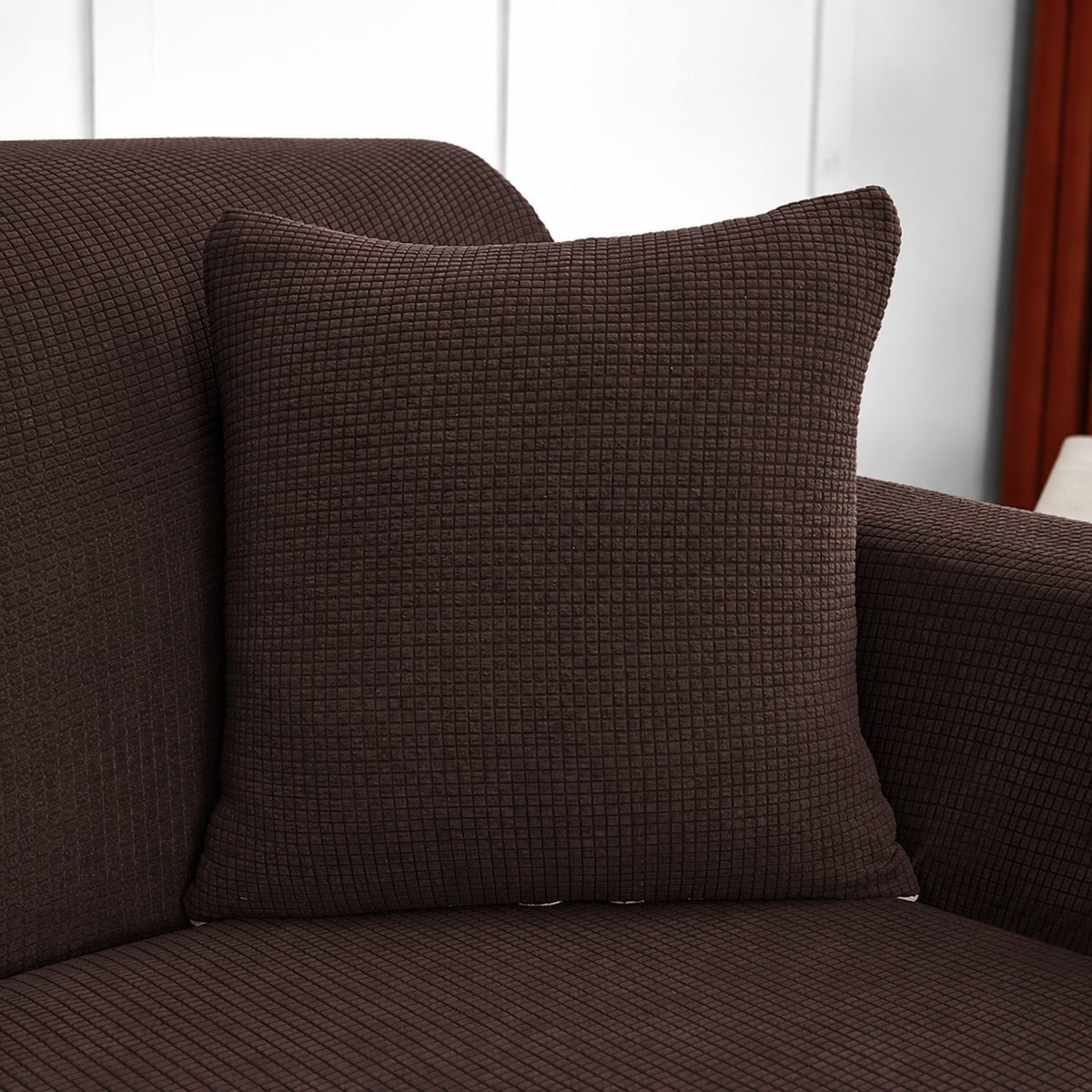 Wasserabweisender Kissenbezug 45 × 45 cm — 1 Stück, Schokoladenbraun, auf einem Sofa