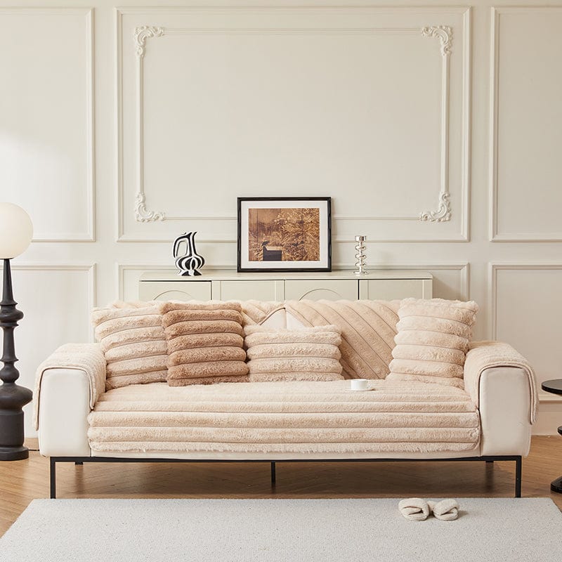 EasyCover-Sofabezug aus Kunstfell, Beige Streifen, auf einem Sofa