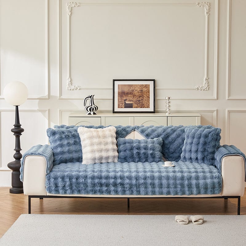 EasyCover-Sofabezug aus wattiertem Kunstfell, Blau Noppen, auf einem Sofa