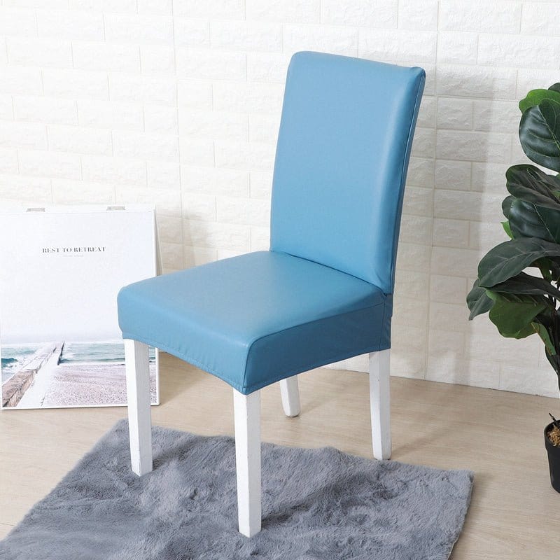 Stuhlhusse aus Kunstleder, Azurblau, auf einem Stuhl