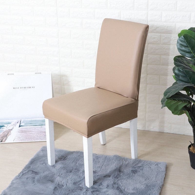 Stuhlhusse aus Kunstleder, Taupe, auf einem Stuhl