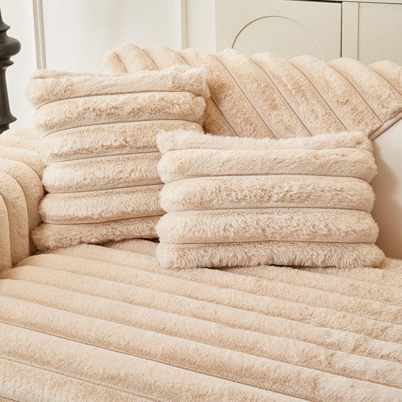 EasyCover-Kissenbezug aus Kunstfell — 1 Stück, Beige Streifen, auf einem Sofa