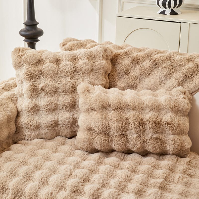 EasyCover-Kissenbezug aus wattiertem Kunstfell — 1 Stück, Camelbeige Noppen, auf einem Sofa