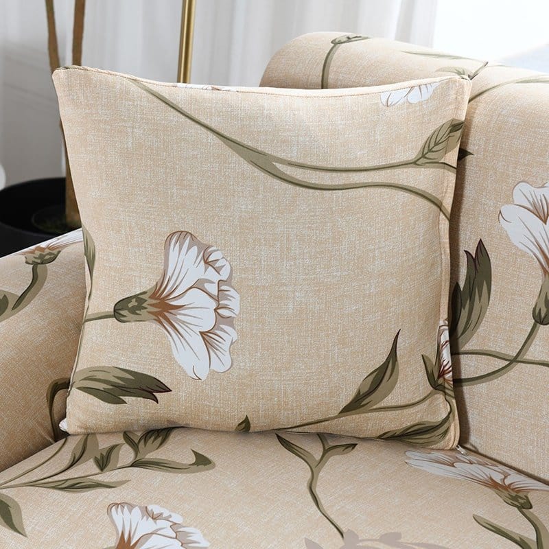 Wasserabweisende Kissenbezüge 45 × 45 cm — 2er-Set, Ecru mit weißen Blumen, auf einem Sofa