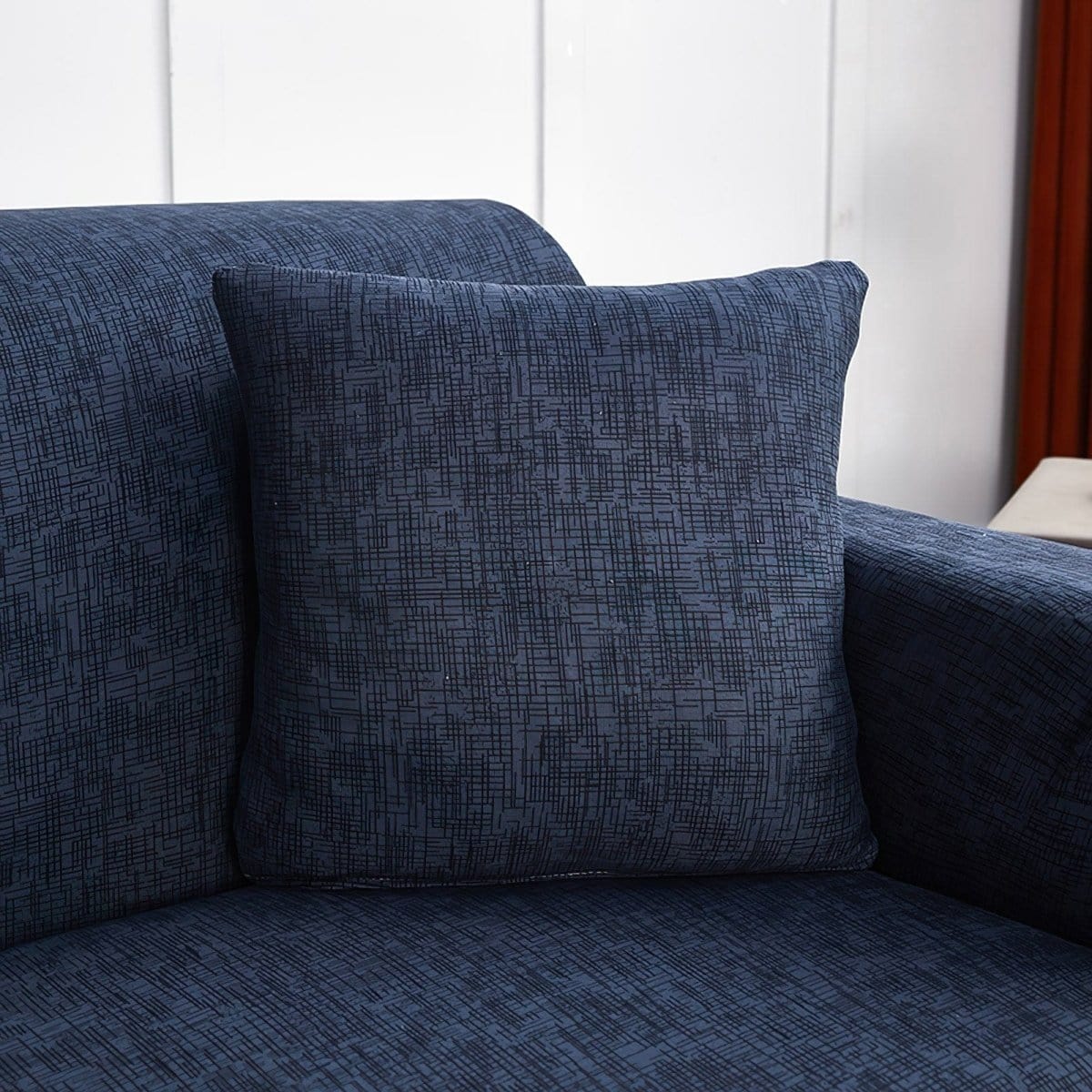 Stretch-Kissenbezüge 45 × 45 cm — 2er-Set, Marineblau meliert, auf einem Sofa