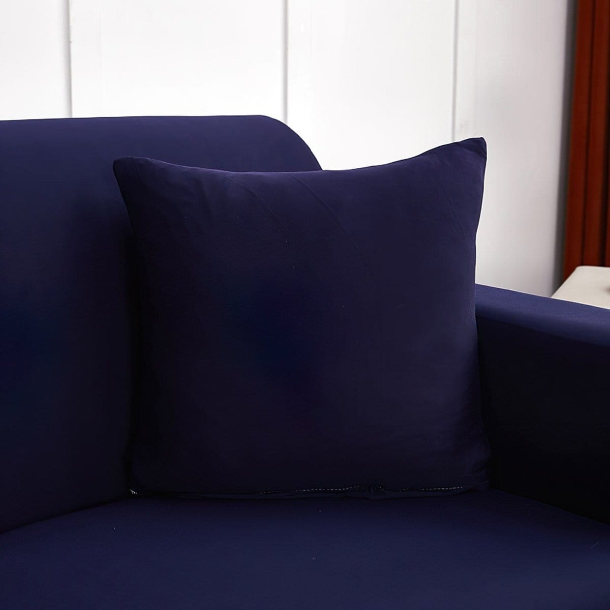 Stretch-Kissenbezüge 45 × 45 cm — 2er-Set, Marineblau, auf einem Sofa