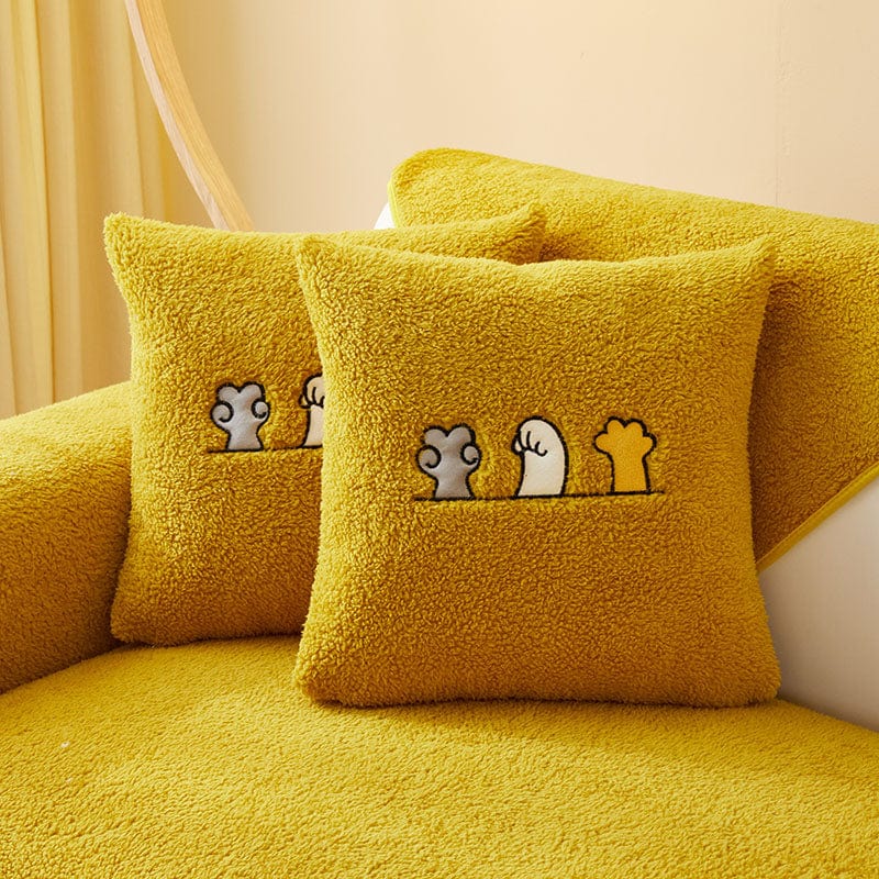 EasyCover-Kissenbezug aus Teddy-Bouclé mit Katzenstickerei — 1 Stück, Gelb Teddy, auf einem Sofa