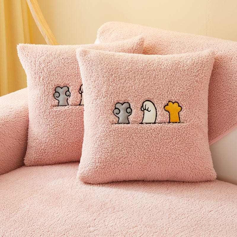 EasyCover-Kissenbezug aus Teddy-Bouclé mit Katzenstickerei — 1 Stück, Rosa Teddy, auf einem Sofa